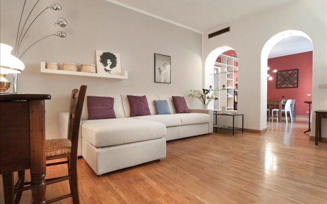 Beautiful 100sqm Flat, Close to San Babila