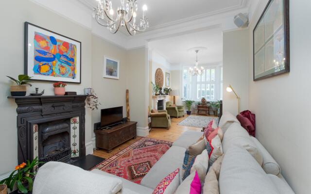 Delightful Family Home in Picturesque Richmond by Underthedoormat