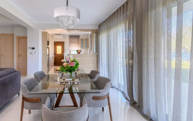 Villa Filoxenia - by the sea - up to 12 guests