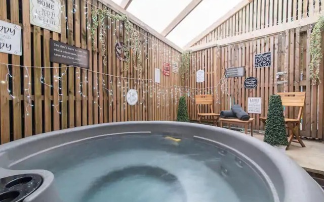 Hidden Hot Tub Retreat Apartment in Nottingham