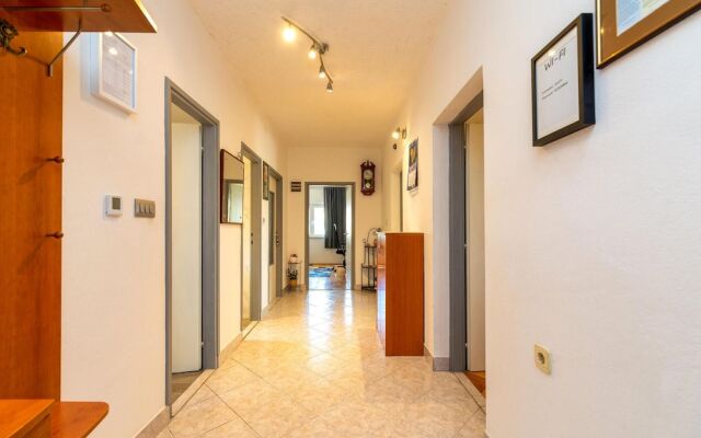 Stunning Apartment in Rovanjska With 3 Bedrooms and Wifi
