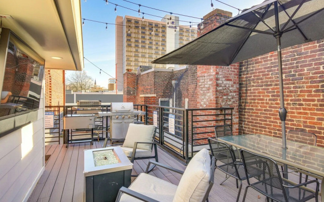 Stylish Dtwn Knoxville Condo w/ Rooftop Deck!