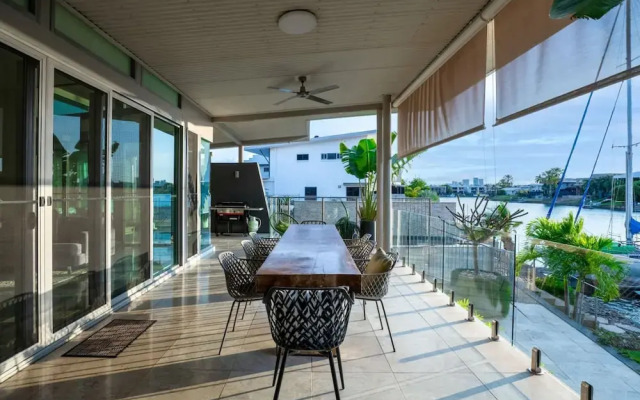 Water-front Paradise Pool - BBQ - Balcony Dining