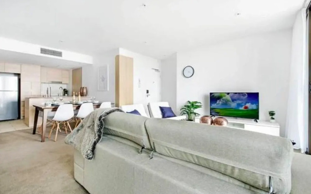 Broadbeach 2 Bedroom FREE WIFI, Netflix & Parking