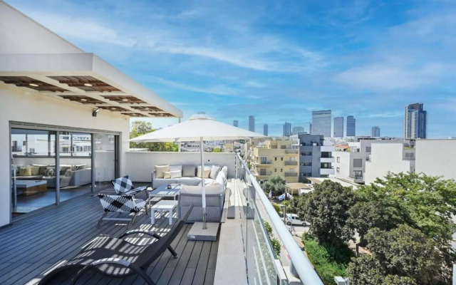 Sunny 3BR Penthouse near the Beach by HolyGuest