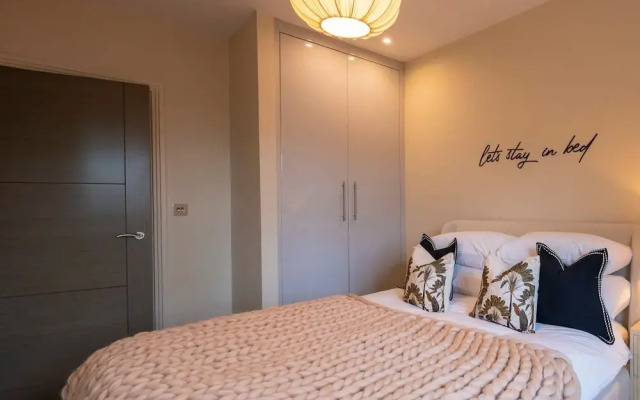Super Vibrant 2 Bedroom With Parking