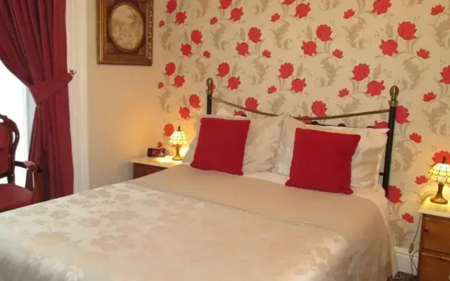 Kenwood Guest House — ОТЕЛЬ ЗАКРЫТ