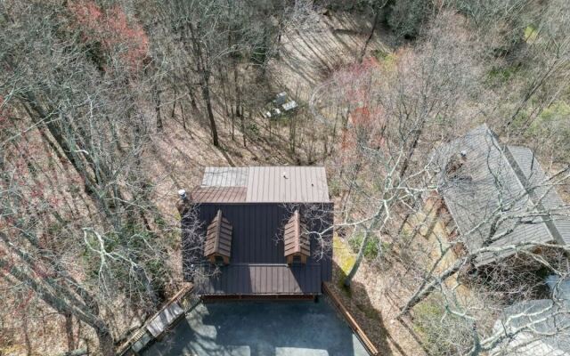 Cherokee Winds 2 Bedroom Cabin by RedAwning