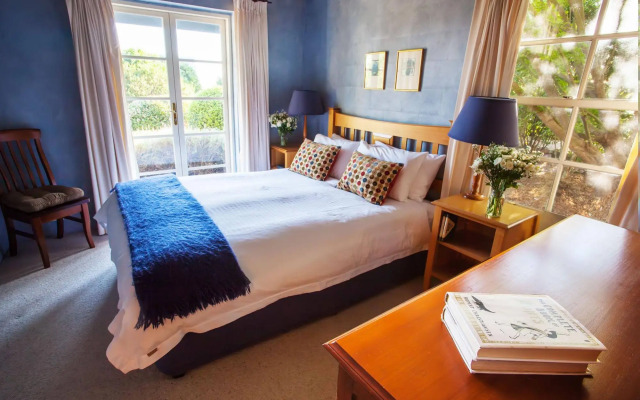 Vineyard Cottages & Cafe