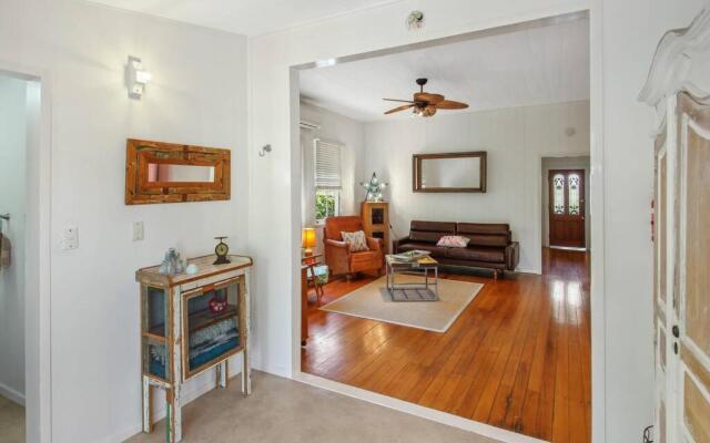 1910 Retro Styled, Pet Friendly, Traditional Queenslander Home