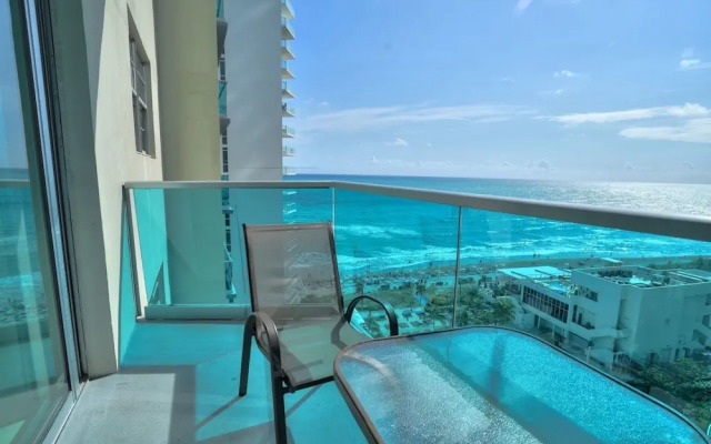 Hollywood Apartment by the Sea