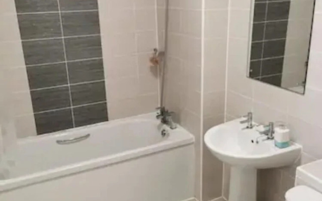 Entire 3 Bedroom House Manchester Free Parking