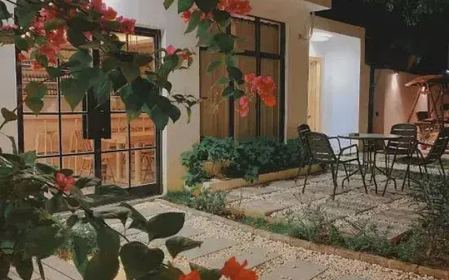 Cover yard homestay