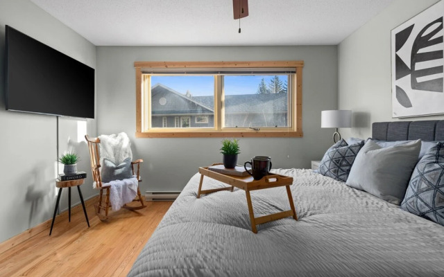 SPACIOUS 3,000 sq2 Luxury Home | PRIVATE Pool & Hot Tub | STEPS to Kinsmen Beach
