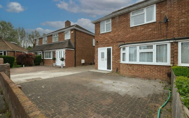 Stylish 4 Bedroom Home in Brightside Ave
