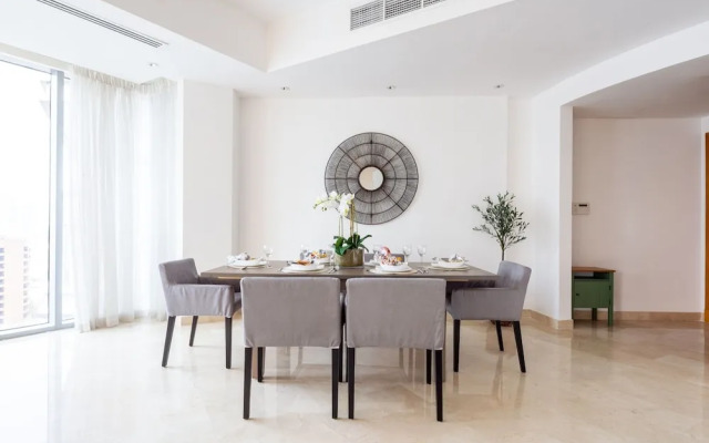 Modish & Vibrant 3BR Apartment in Marina