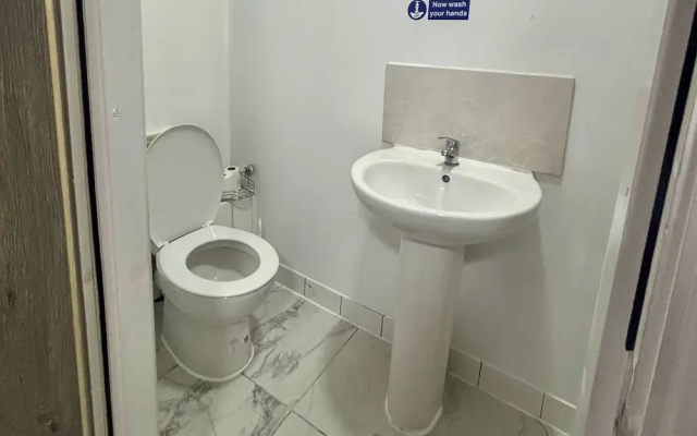 1 Room Ensuite Flat - Sleeps 2 With Sky Full Fibre