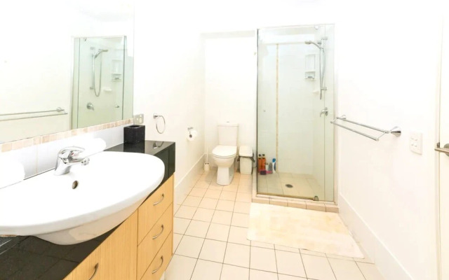 Luxurious 3 Bedroom Home In Indooroopilly Close To CBD