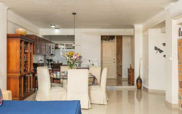 Ocean Front Condo With Pool Sleeps 6 Adults