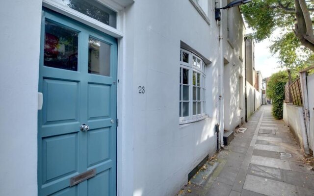 Light and Spacious Cottage, Located in the Pleasant Centre of Brighton