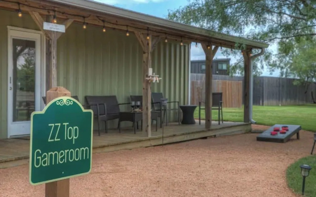 Willie the Modern Tiny Home W/hot-tub & Firetable