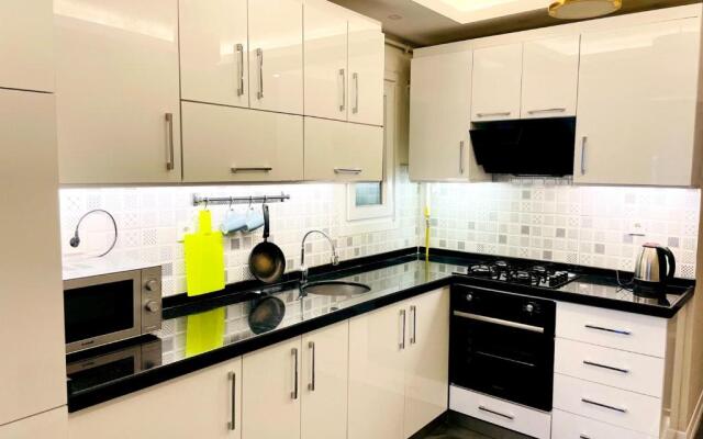 LUXE Bright 2bdr in Center