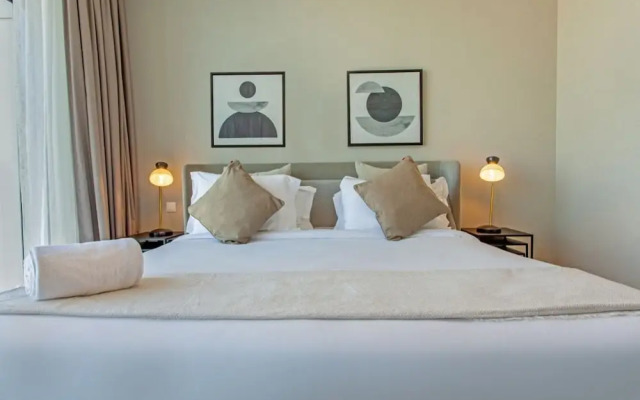 Family Home Nearby Burjkhalifa With lux Furnishing