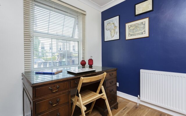 Veeve - 3 bed flat with parking, Walford Road, Stoke Newington