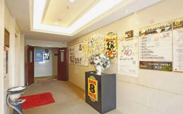 Super 8 Hotel Chengdu West Near Baicaolu Subway Station