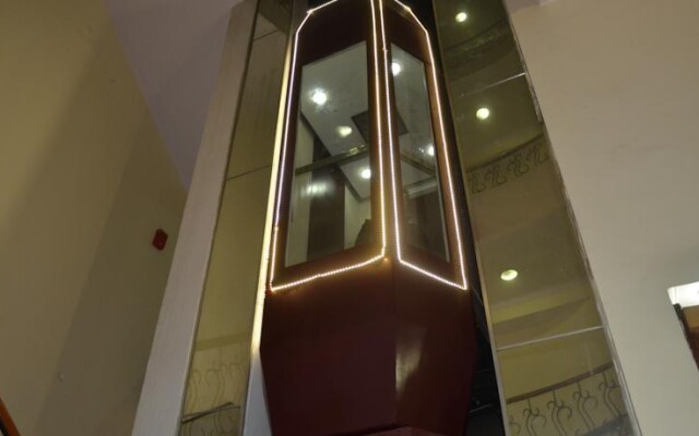 OYO 12419 Hotel Silver Shine