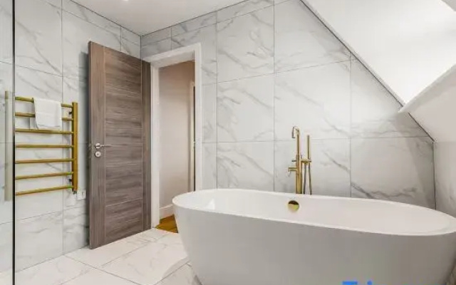 Luxury Penthouse 2-Bed Apt w/ Sea View, Gym & PKG