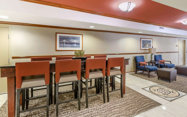 Comfort Inn & Suites Airport Convention Center