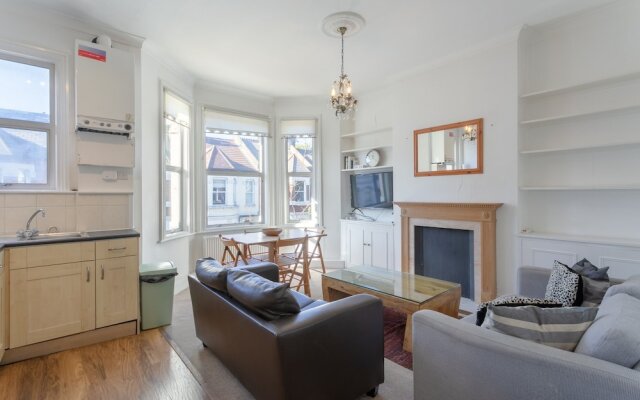 Comfortable 3 Bedroom Flat in Battersea