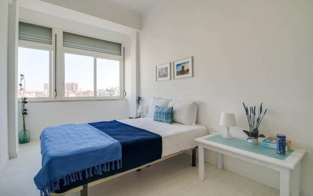 Modern 2 Bedroom Apartment With Views in Lisbon