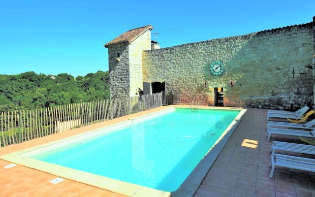 Authentic Castle in Bon-Encontre with Open Kitchen