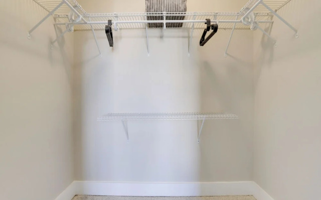 Crystal City Modern Apt w Gym