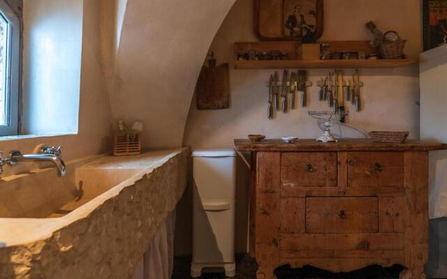 Velasquez Suite House