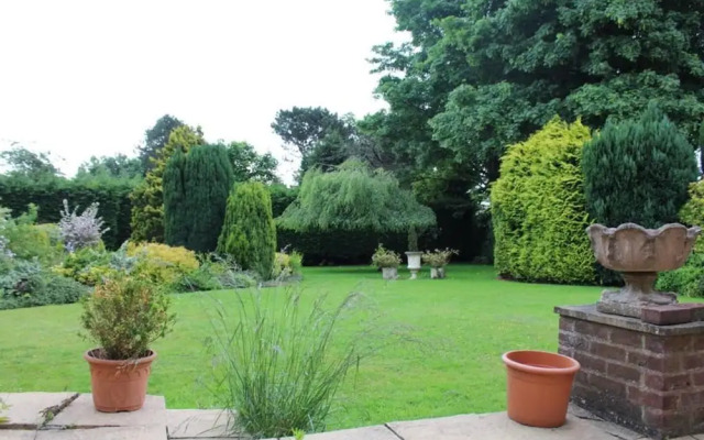 Unwind in Comfort at Cosy Caradus Free Parking