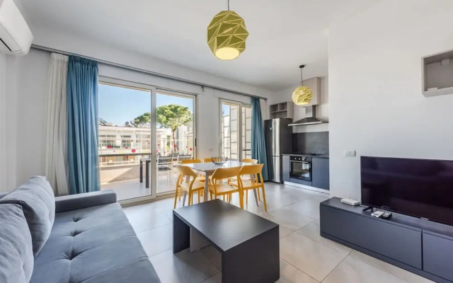 Tranquil Apartment With Pool Access - Manjola
