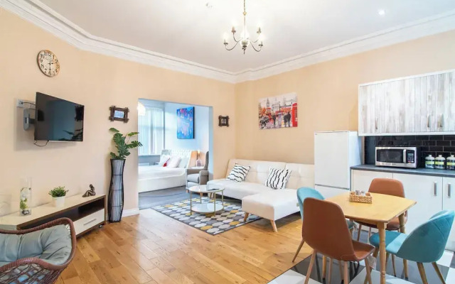Creative & Cheerful Apartment by Avo in Sheffield