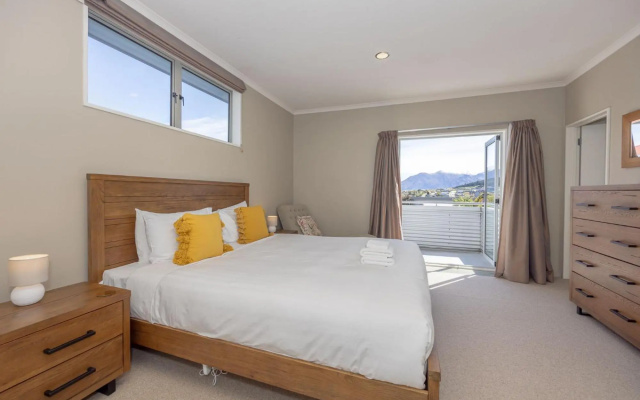 KORU1 - Views on Koru – Guest Rooms – Wanaka