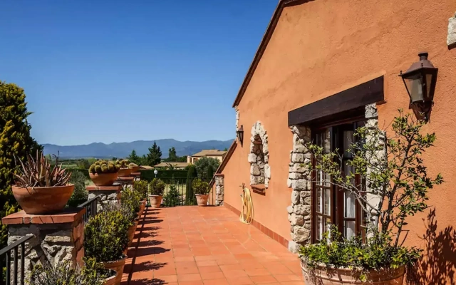Ideal villa in Peralada with private pool and garden