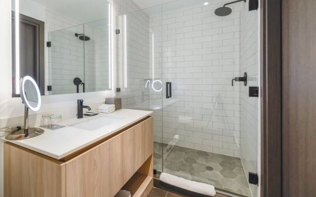 Amazing View Luxury Condo Near Bayside
