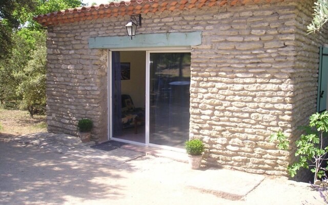 Antique Holiday Home in L'isle-sur-la-sorgue With Pool