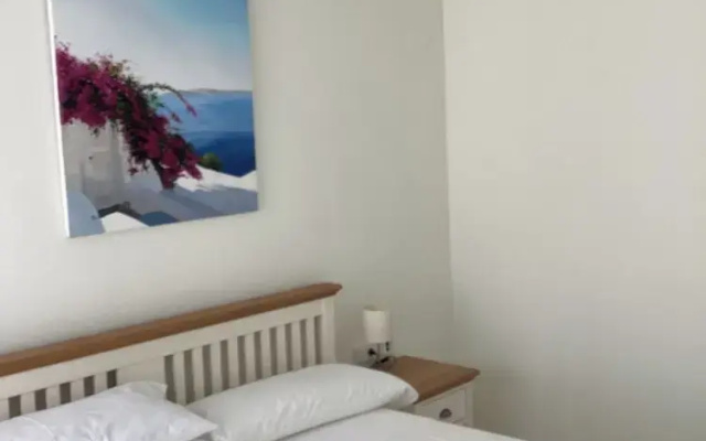 Marbella Retreat - 2 Beds - Sleeps 5 - Pool