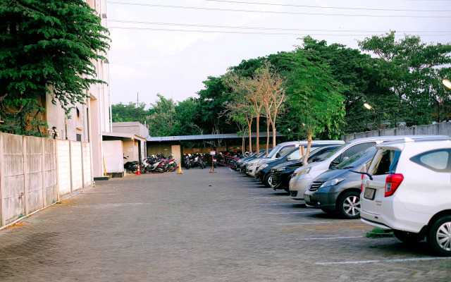 De La Charis Hotel by Waringin Hospitality