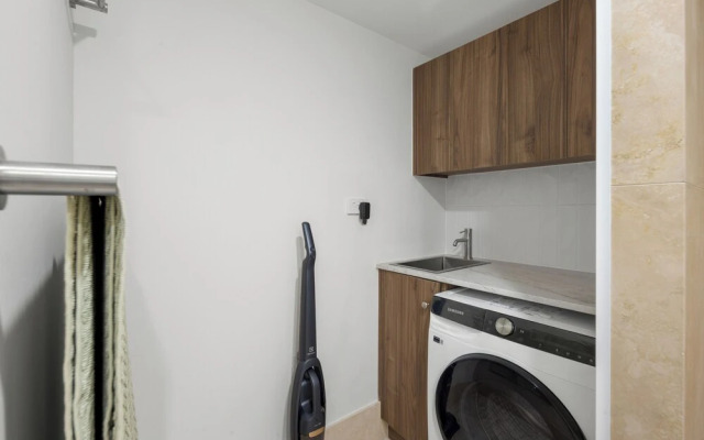 Burleigh Breeze 2 Bed Beach Walk
