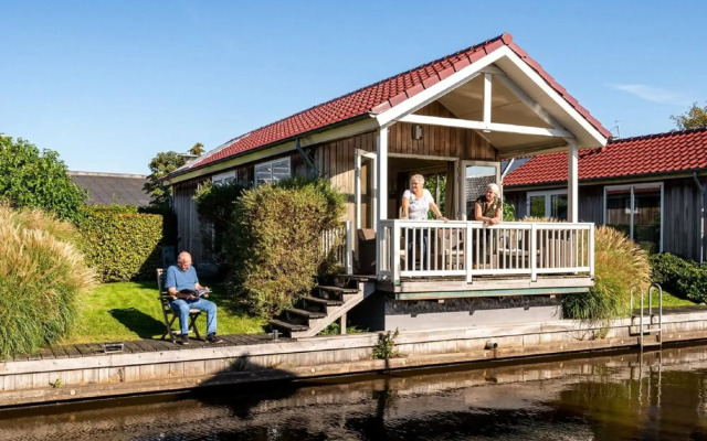 Beautiful Chalet With Sauna and Right on the Water