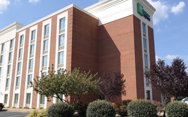 Holiday Inn Express Fredericksburg Southpoint, an IHG Hotel