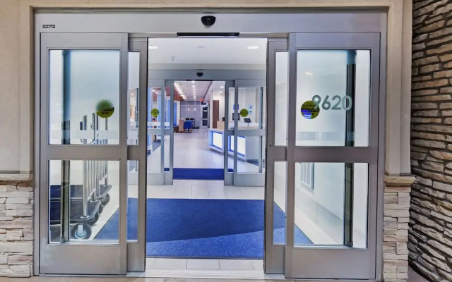 Holiday Inn Express & Suites Lenexa Overland Park Area